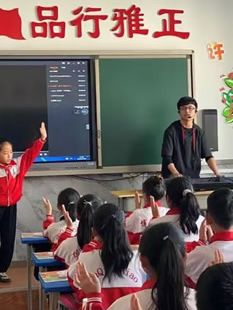 让孩子们的童年充满了阳光与自信的儿童团长-杜易泽